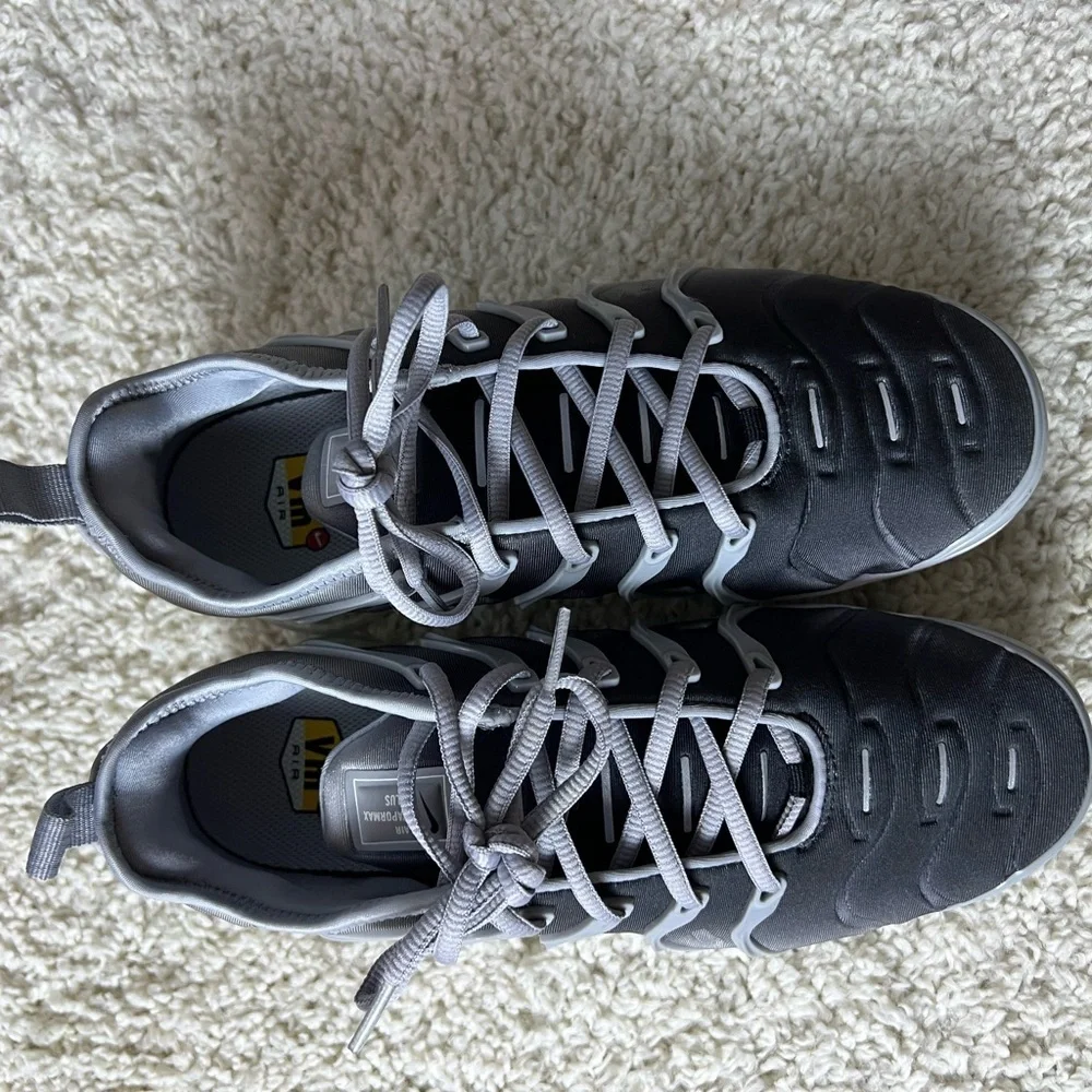 Men’s 7.5/ Women’s 9.5 Nike Air VaporMax Plus Sneakers - Picture 7 of 7